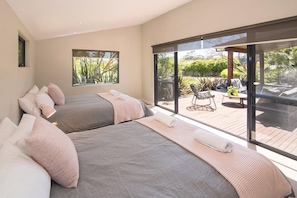 4 bedrooms, iron/ironing board, free WiFi - Margaret River Manor -Stylish & modern home, set on 2 acres of manicured gardens (Margaret River)
