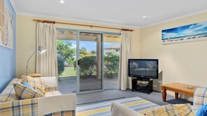 TV, DVD player - 22 Broadbeach Drive Carrickalinga (CARRICKALINGA)
