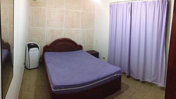 6 Schlafzimmer, Zimmersafe, Schreibtisch, Verdunkelungsvorhänge