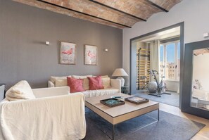 Smart TV, DVD player, books, stereo