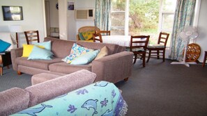 TV, DVD player - 77 Gold Coast Drive Carrickalinga (CARRICKALINGA)