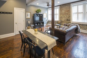 Smart TV, streaming services - Ellis Square Place--City Market Central--King Bed! (Savannah)