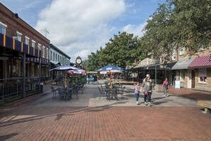 Outdoor dining - Ellis Square Place--City Market Central--King Bed! (Savannah)