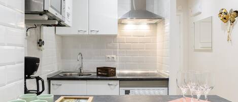 Frigorífico, microondas, horno y cafetera o tetera