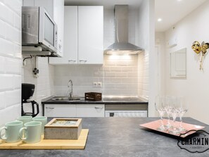 Refrigerador, microondas, horno y cafetera y tetera 