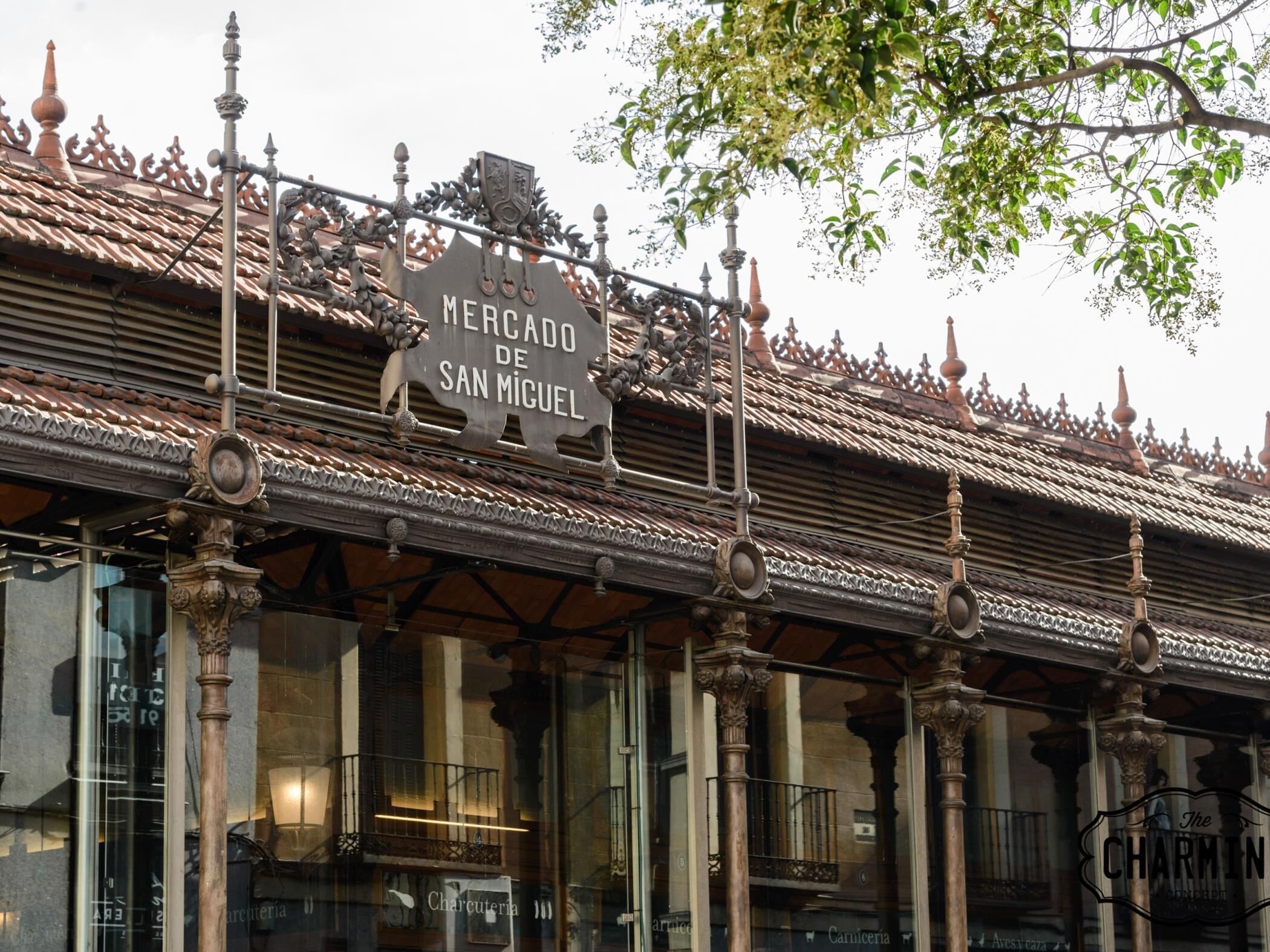 Un edificio con un letrero que dice 'Mercado de San Miguel'.
