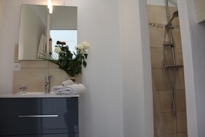 Een douche, een haardroger, handdoeken, zeep