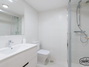 Baignoire, sèche-cheveux, serviettes fournies