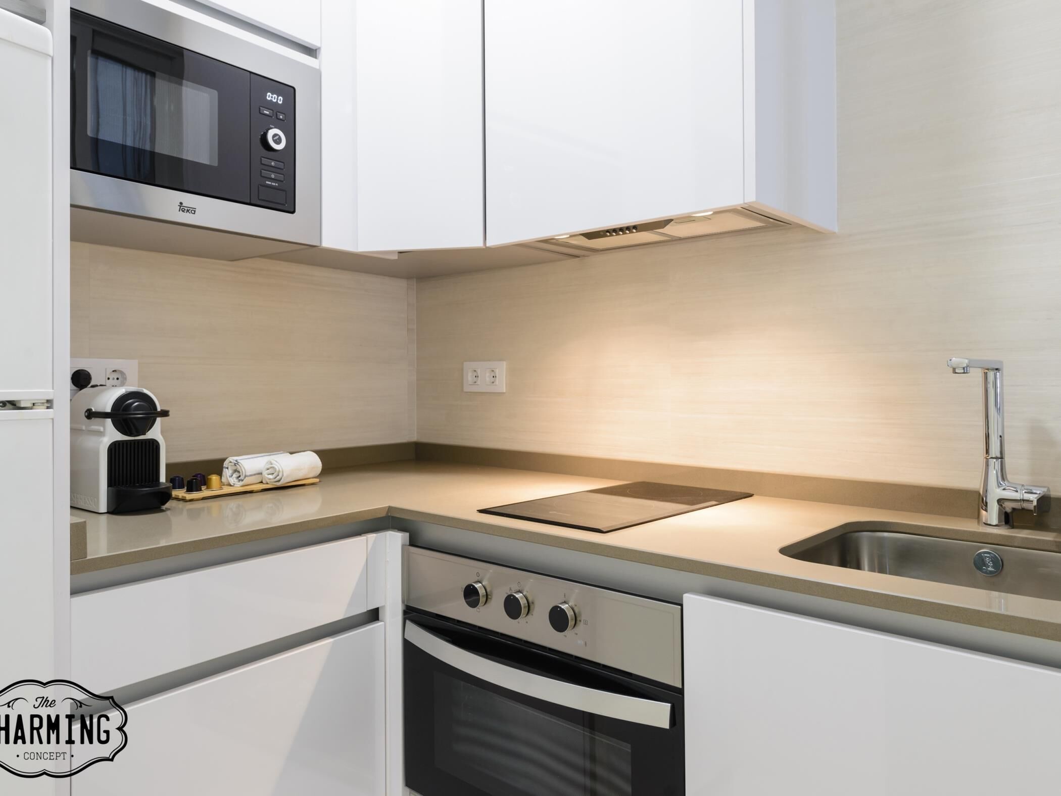 Réfrigérateur, micro-ondes, four, cafetière/bouilloire