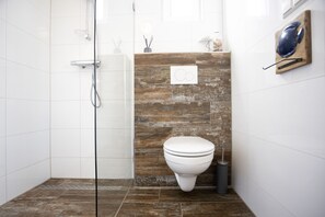 Douche, sèche-cheveux, savon, papier toilette