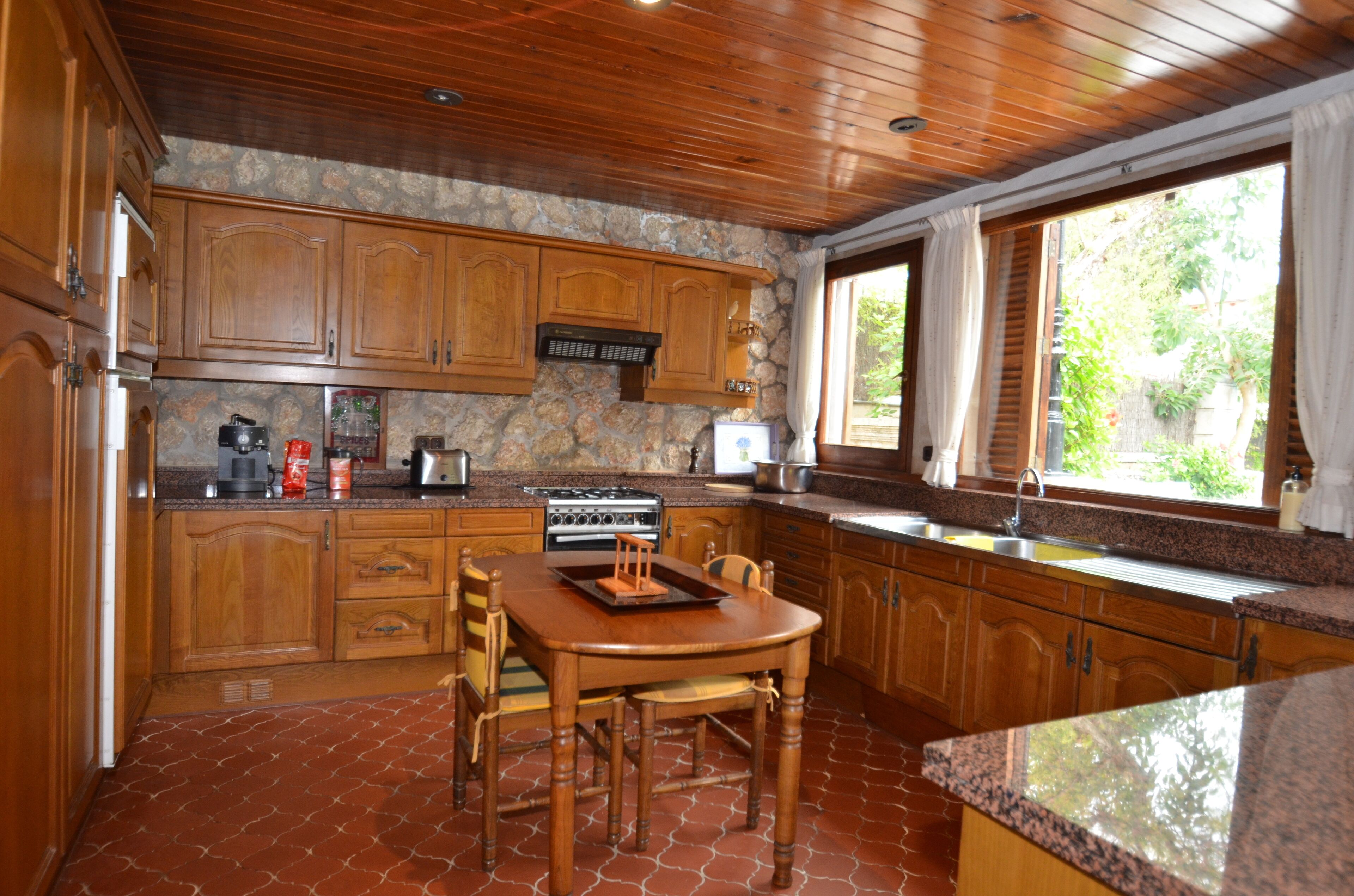 Een microgolfoven, een vaatwasser, een koffiezetapparaat/waterkoker