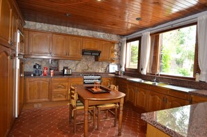 Mikrovågsugn, diskmaskin, kaffe- och tebryggare och grytor/köksredskap