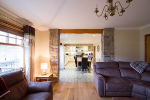 Téléviseur connecté, foyer, livres, sélection de films