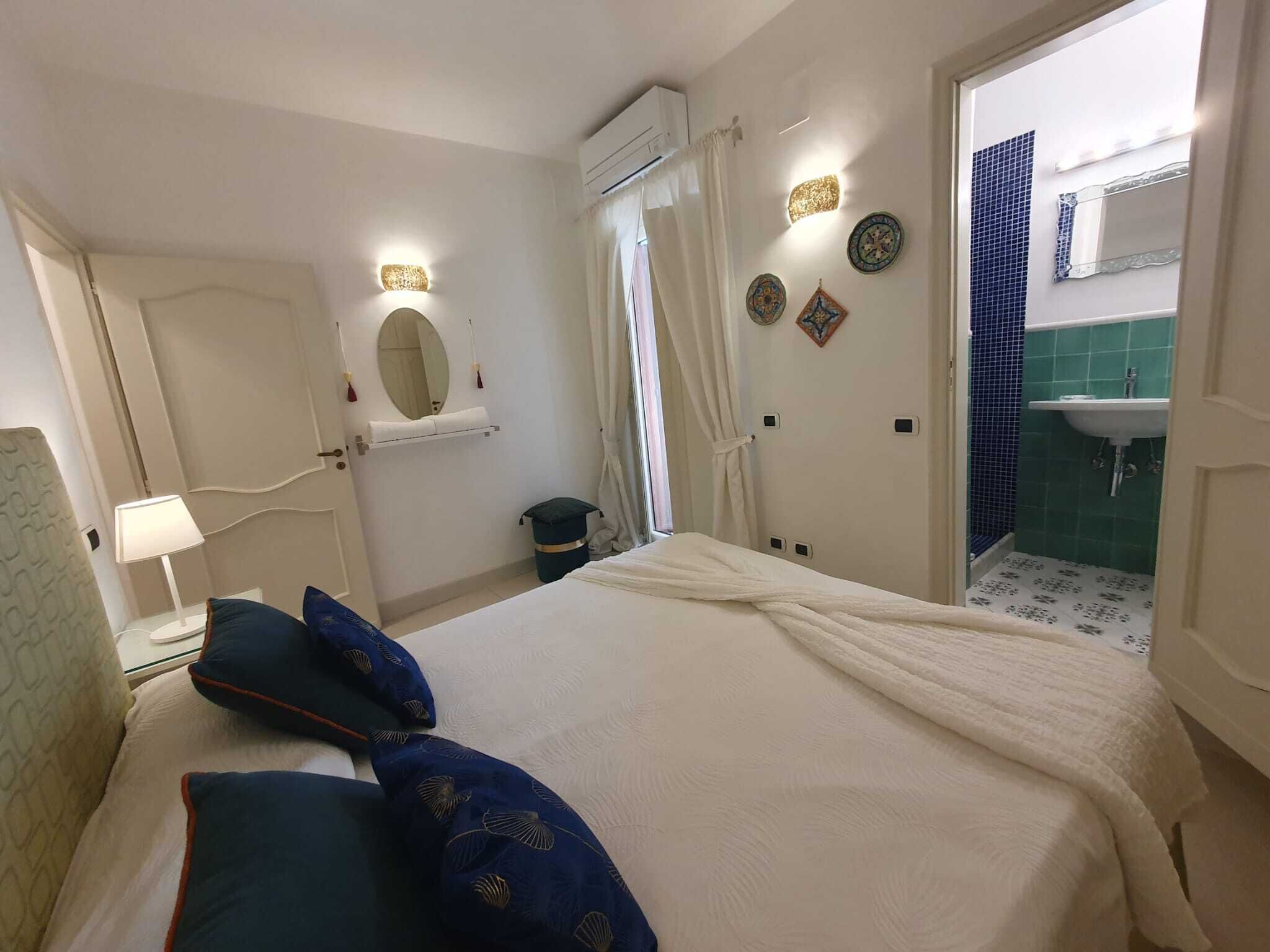 2 chambres, coffres-forts dans les chambres, fer et planche à repasser
