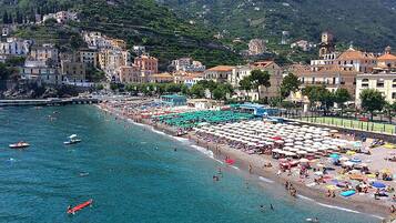 Beach nearby, sun loungers, beach towels