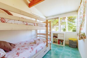 3 bedrooms, iron/ironing board, WiFi, bed sheets
