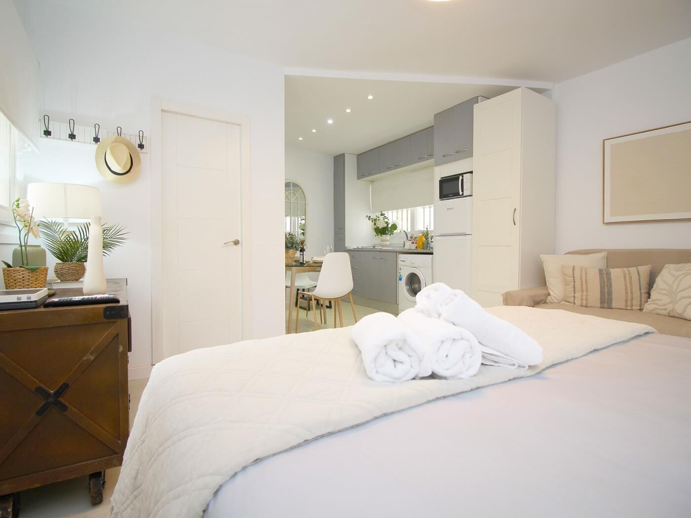 Iron/ironing board, Internet, bed sheets