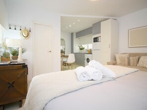 Iron/ironing board, internet, bed sheets