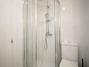 Douche, sèche-cheveux, serviettes fournies