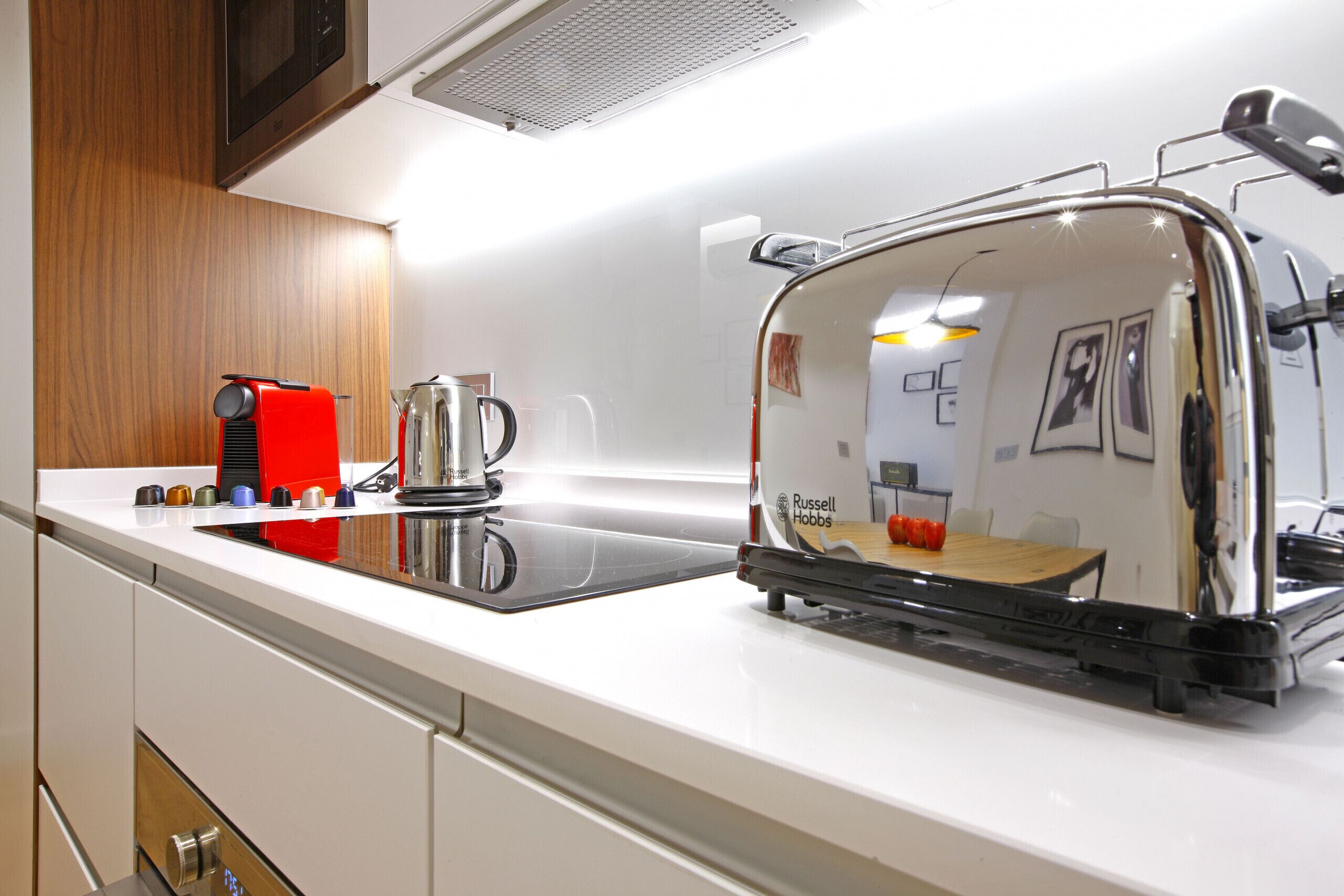 Eine Küche mit Toaster, Wasserkocher und Kaffeemaschine auf der Arbeitsfläche.