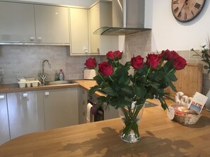 冰箱、微波炉、烤箱、炉灶