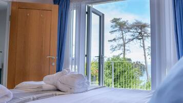 3 bedrooms, in-room safe, iron/ironing board, free WiFi