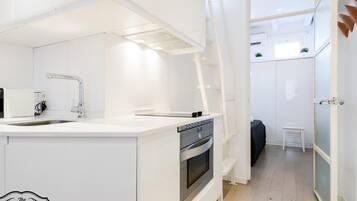 Een koelkast, een magnetron, een oven, een vaatwasser