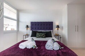 2 camere, una scrivania, insonorizzazione, ferro/asse da stiro