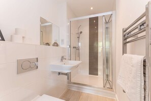 Badewanne, Haartrockner, Handtücher, Seife