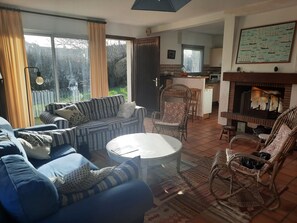 TV, fireplace, books, music library - Piriac / Mer: holiday house with garden 50 meters from the beach (Piriac-Sur-Mer)