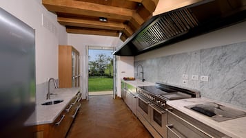 Frigorífico, horno, placa de cocina y lavavajillas
