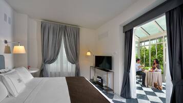 5 bedrooms, in-room safe, free WiFi, bed sheets