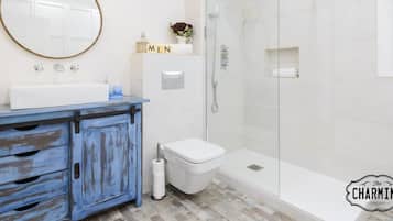 Een bad, gratis toiletartikelen, een haardroger, handdoeken