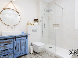 Tina, amenidades de baño gratuitas, secadora de cabello, toallas 