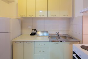 Fogão, cafeteira/chaleira, torradeira