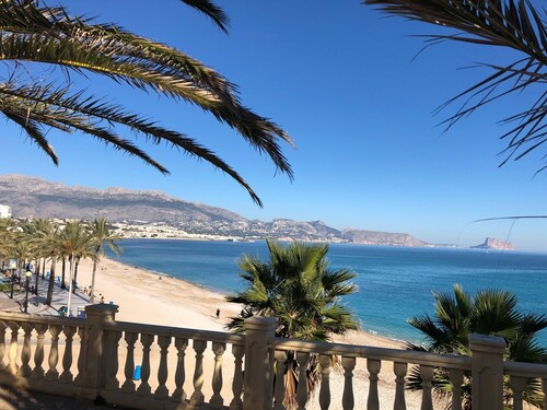 ULKOPUOLINEN PENTHOUSE 150m2 + TERRACE 100m2 - Sijaitsee lähellä kaikkea - wifi = IDEAL  