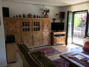 Télévision, lecteur de DVD, chaîne hi-fi