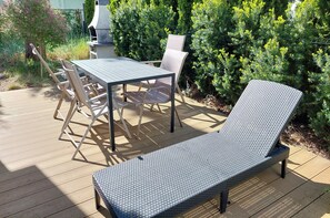 Outdoor dining - Spacious apartment, quiet location in the forest, garden, barbecue, bicycles, dogs allowed (Lukecin)