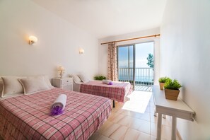 4 bedrooms, iron/ironing board, free WiFi, bed sheets - House with sea views Golf Alcudia close to beach (Alcanada)