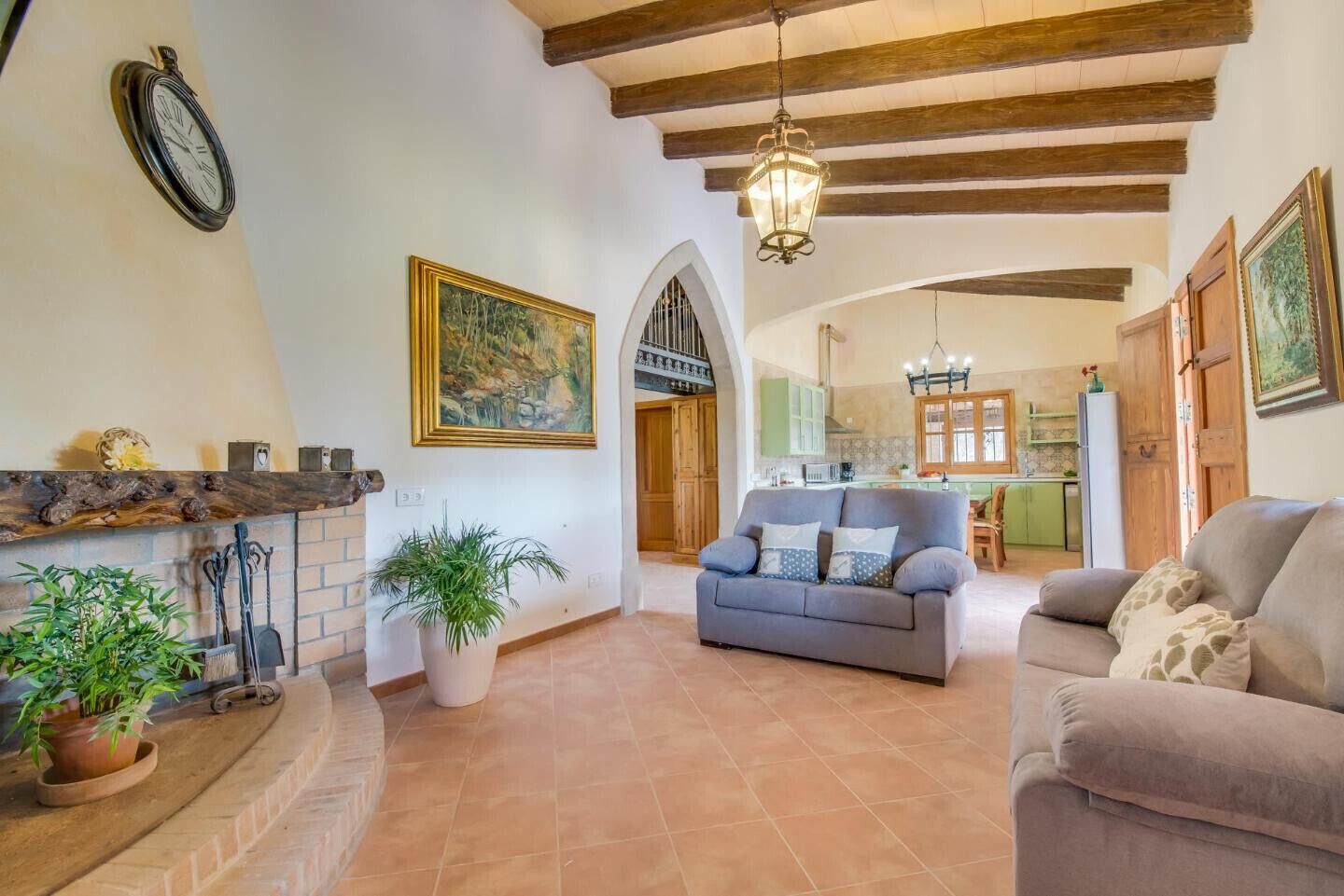 Een televisie en een open haard