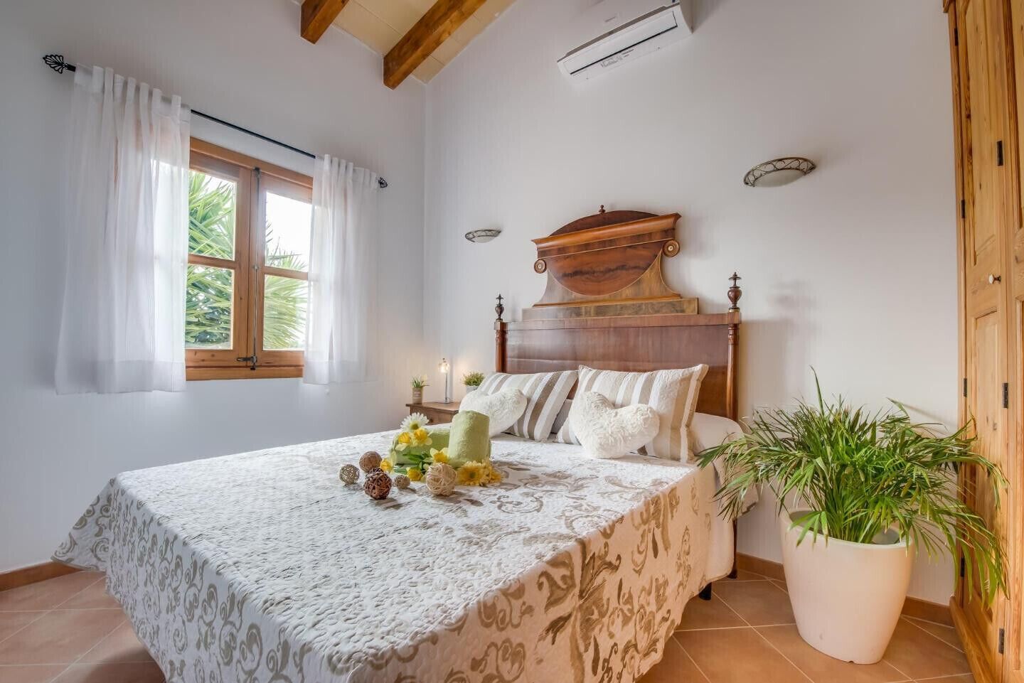 4 bedrooms, iron/ironing board, free WiFi, bed sheets