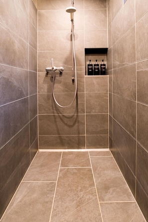 Douche, sèche-cheveux, serviettes fournies, savon