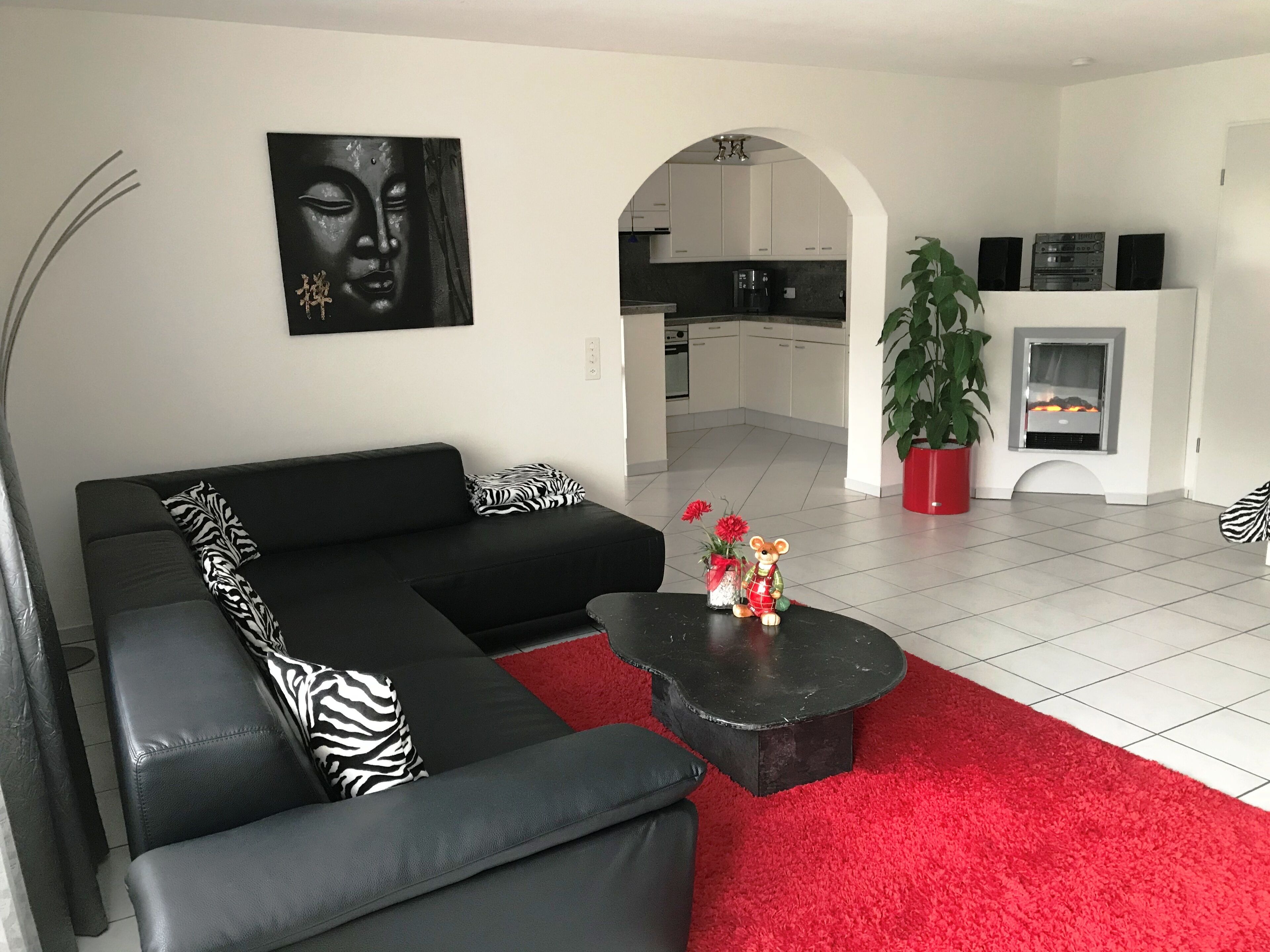 Una Smart TV, una chimenea, un reproductor estéreo