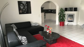 Una Smart TV, una chimenea, un reproductor estéreo