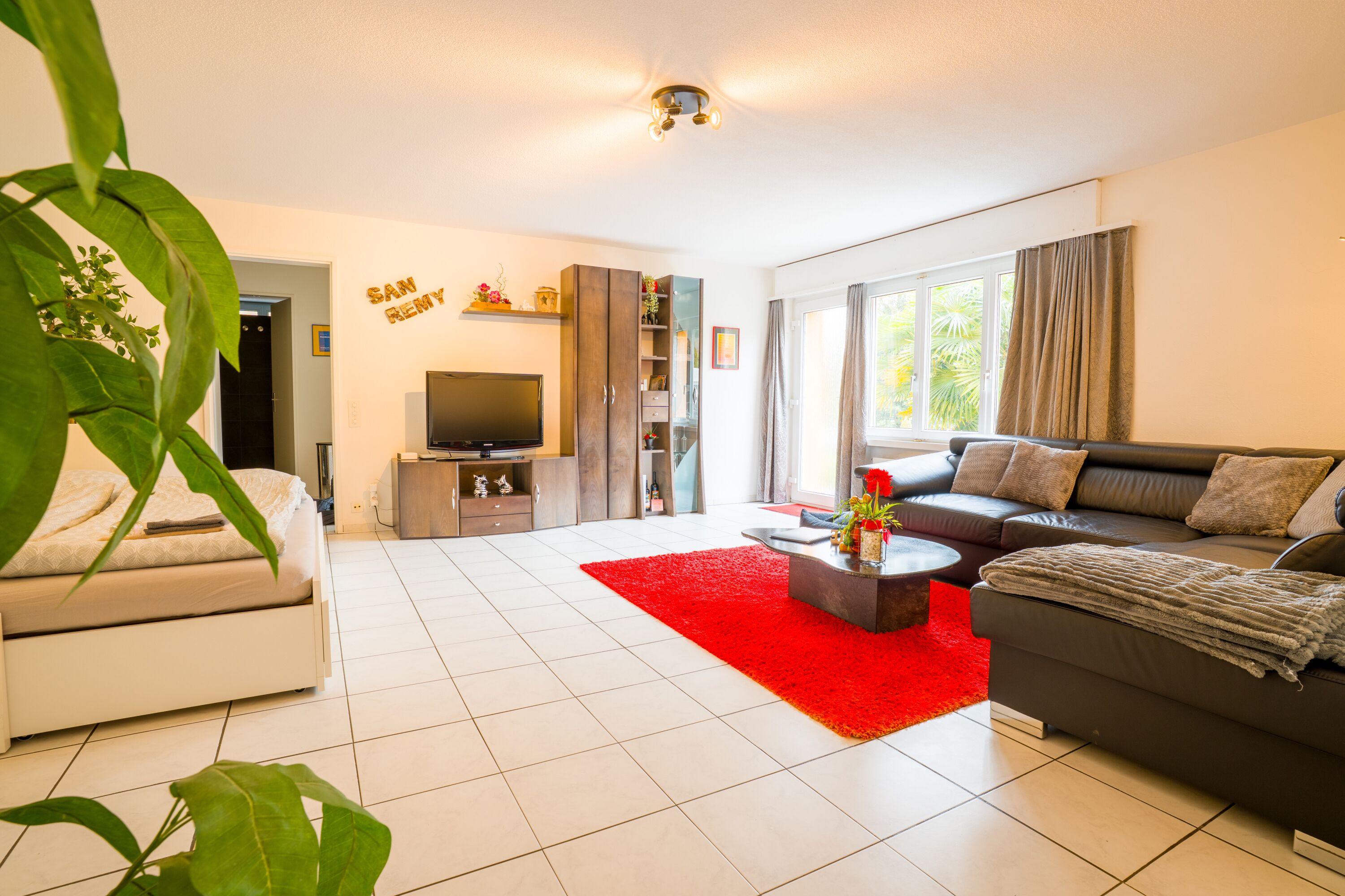 Smart TV, fireplace, stereo