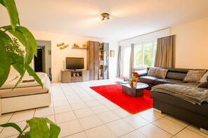 Smart-TV, Kamin, Stereoanlage