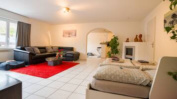 Smart TV, fireplace, stereo