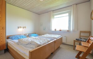 3 bedrooms, travel crib, WiFi