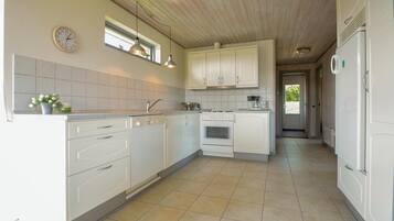 Køleskab, kogeplade, opvaskemaskine, kaffe-/temaskine