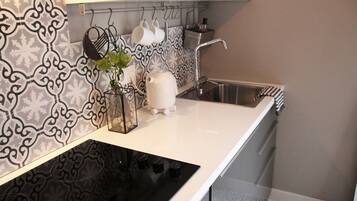 Kühlschrank, Mikrowelle, Herdplatte, Geschirrspüler